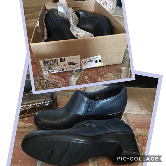 Clarks Booties Boots - Picture 2 of 2